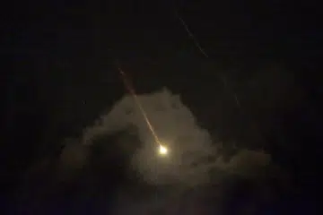 Pemandangan daripada selatan Gaza menunjukkan dron dan peluru berpandu Iran disasarkan ke selatan Israel pada 14 April.