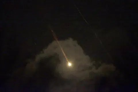 Pemandangan daripada selatan Gaza menunjukkan dron dan peluru berpandu Iran disasarkan ke selatan Israel pada 14 April.