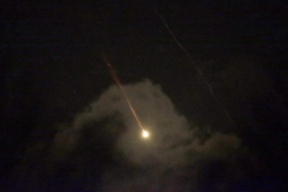 Pemandangan daripada selatan Gaza menunjukkan dron dan peluru berpandu Iran disasarkan ke selatan Israel pada 14 April.
