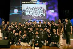 JOHAN DIKIR BARAT: Kumpulan Satria Sukma menjulang piala juara dalam pertandingan Dikir Barat Piala Suara Serumpun bagi kategori lelaki tahun ini. - Foto ANDIKA KENCANA