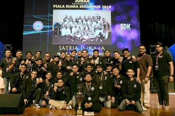 JOHAN DIKIR BARAT: Kumpulan Satria Sukma menjulang piala juara dalam pertandingan Dikir Barat Piala Suara Serumpun bagi kategori lelaki tahun ini. - Foto ANDIKA KENCANA