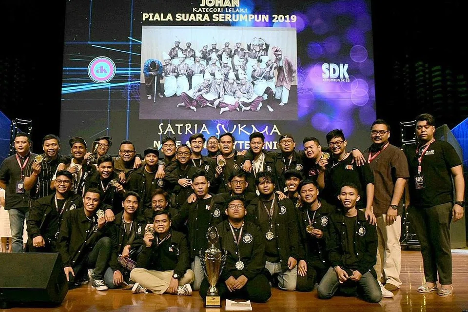 JOHAN DIKIR BARAT: Kumpulan Satria Sukma menjulang piala juara dalam pertandingan Dikir Barat Piala Suara Serumpun bagi kategori lelaki tahun ini. - Foto ANDIKA KENCANA