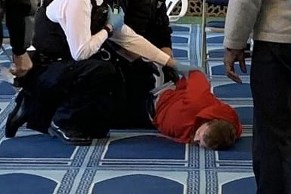Gambar yang diterbitkan di Twitter menunjukkan pegawai polis menahan seorang lelaki di dewan sembahyang sebuah masjid di London.
