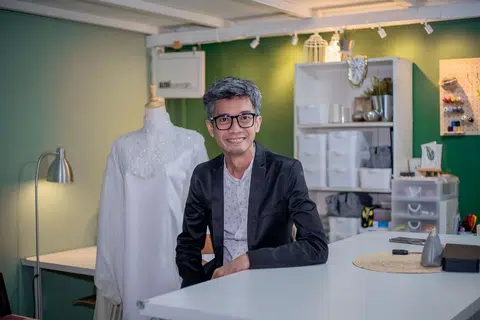 HADIAH ULANG TAHUN TERINDAH: Pereka fesyen Singapura, Encik Azni Samdin, yang menyambut ulang tahun ke-50 pada Oktober lalu bersyukur meraih Anugerah Golden Horse bagi Rekaan Kostum Terbaik bagi filem 'Number One' di acara gilang-gemilang dunia perfileman Cina antarabangsa di Taipei, Taiwan pada Sabtu malam (21 November). Beliau berkongsi anugerah tersebut bersama jurudandan Encik Raymond Kuek yang meraih Anugerah Dandanan Terbaik. - Foto BH oleh NUR DIYANA TAHA