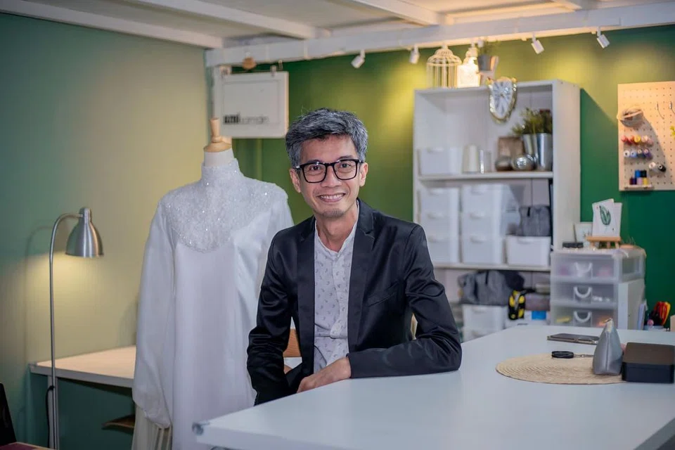 HADIAH ULANG TAHUN TERINDAH: Pereka fesyen Singapura, Encik Azni Samdin, yang menyambut ulang tahun ke-50 pada Oktober lalu bersyukur meraih Anugerah Golden Horse bagi Rekaan Kostum Terbaik bagi filem 'Number One' di acara gilang-gemilang dunia perfileman Cina antarabangsa di Taipei, Taiwan pada Sabtu malam (21 November). Beliau berkongsi anugerah tersebut bersama jurudandan Encik Raymond Kuek yang meraih Anugerah Dandanan Terbaik. - Foto BH oleh NUR DIYANA TAHA