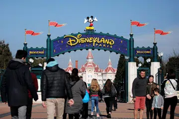 IMPIAN INDONESIA: Watak Disney, Mickey Mouse, kelihatan di pintu masuk ke taman tema Disneyland Paris semasa ulangtahun ke-25 taman tersebut yang terletak di Marne-la-Vallee, dekat Paris, pada 25 Mac lalu. Pemerintah Indonesia bercadang membangunkan taman tema serupa di Boyolali, Jawa Tengah dan pembinaannya dijangka bermula pada September ini. - Foto REUTERS 