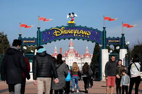 IMPIAN INDONESIA: Watak Disney, Mickey Mouse, kelihatan di pintu masuk ke taman tema Disneyland Paris semasa ulangtahun ke-25 taman tersebut yang terletak di Marne-la-Vallee, dekat Paris, pada 25 Mac lalu. Pemerintah Indonesia bercadang membangunkan taman tema serupa di Boyolali, Jawa Tengah dan pembinaannya dijangka bermula pada September ini. - Foto REUTERS 