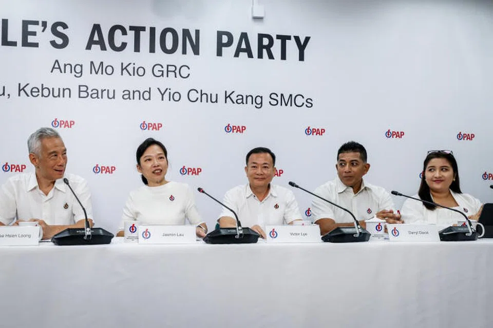 Menteri Kanan, Encik Lee Hsien Loong (kiri) memperkenalkan muka baru (dari kiri) Cik Jasmin Lau dan Encik Victor Lye yang akan menyertai pasukan Parti Tindakan Rakyat (PAP) GRC Ang Mo Kio. Dua lagi anggota pasukan adalah Encik Darryl David (dua dari kanan) dan Cik Nadia Samdin (kanan).