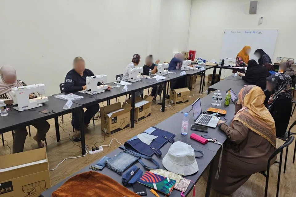 Benefisiari zakat belajar menjahit di bilik latihan yang diadakan di Masjid Jamiyah Ar-Rabitah dan Masjid Jamae (Chulia) dalam Program Thread Up Empower yang bekerja sama dengan Kloth Woman Up (Malaysia). 