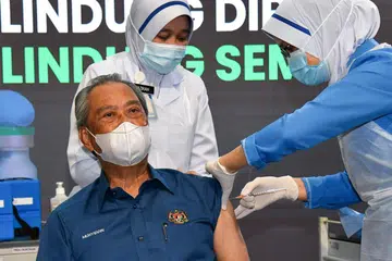 LENGKAP DOS: Tan Sri Muhyiddin mengambil suntikan pertama vaksin Covid-19 pada 24 Februari lalu. Beliau diberi suntikan kedua semalam. - Foto AFP