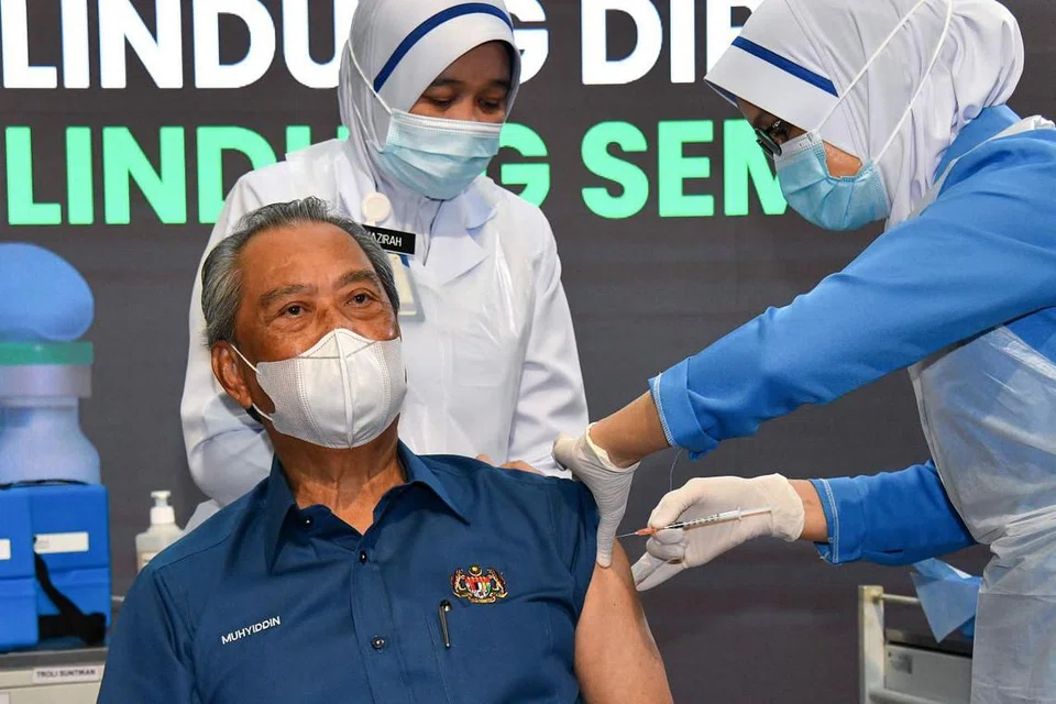 LENGKAP DOS: Tan Sri Muhyiddin mengambil suntikan pertama vaksin Covid-19 pada 24 Februari lalu. Beliau diberi suntikan kedua semalam. - Foto AFP