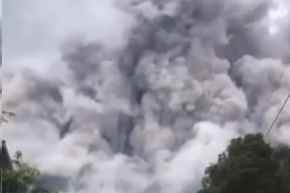 TERUS AKTIF: Setelah letusan pada 12 Disember lalu, Gunung Merapi kini aktif semula dengan mengeluarkan awan panas pada awal pagi 23 Januari, kata pihak berkuasa Indonesia.