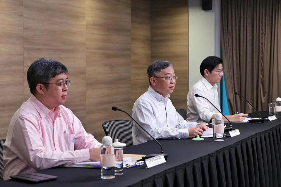 UMUM RANCANGAN VAKSINASI: (Dari kiri) Pengarah Perkhidmatan Perubatan Kementerian Kesihatan (MOH), Profesor Kenneth Mak, dan pengerusi bersama pasukan bertindak berbilang kementerian (MTF), Menteri Kesihatan Gan Kim Yong dan Menteri Pendidikan Lawrence Wong, mengumumkan langkah tambahan serta kemas kini rancangan vaksinasi bagi menangani Covid-19 dalam satu sidang media semalam. - Foto MCI