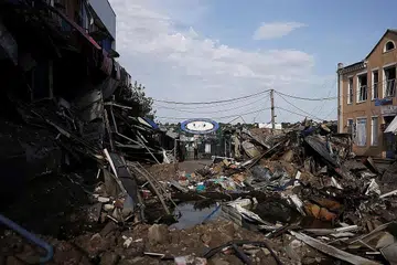 HANCUR DAN MUSNAH: Sebah pasar jalanan yang musnah di Bakhmut selepas serangan tentera, sedang pencerobohan Russia ke atas Ukraine berterusan di wilayah Donetsk pada Ahad lalu. - Foto REUTERS