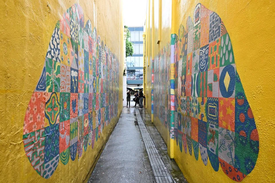 Mural dinding di bangunan di East Coast Road. Setiap dinding terdapat satu lukisan sayap yang melambangkan penjelmaan semula antara generasi dengan tafsiran moden jubin Peranakan yang ikonik. 