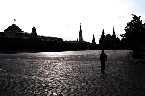 SUASANA SEPI: Seorang anggota polis meronda di lapangan Red Square yang sepi di Moscow selepas berakhirnya pemberontakan bersenjata yang menjadi ancaman kepada pemerintahan Presiden Russia, Encik Vladimir Putin.