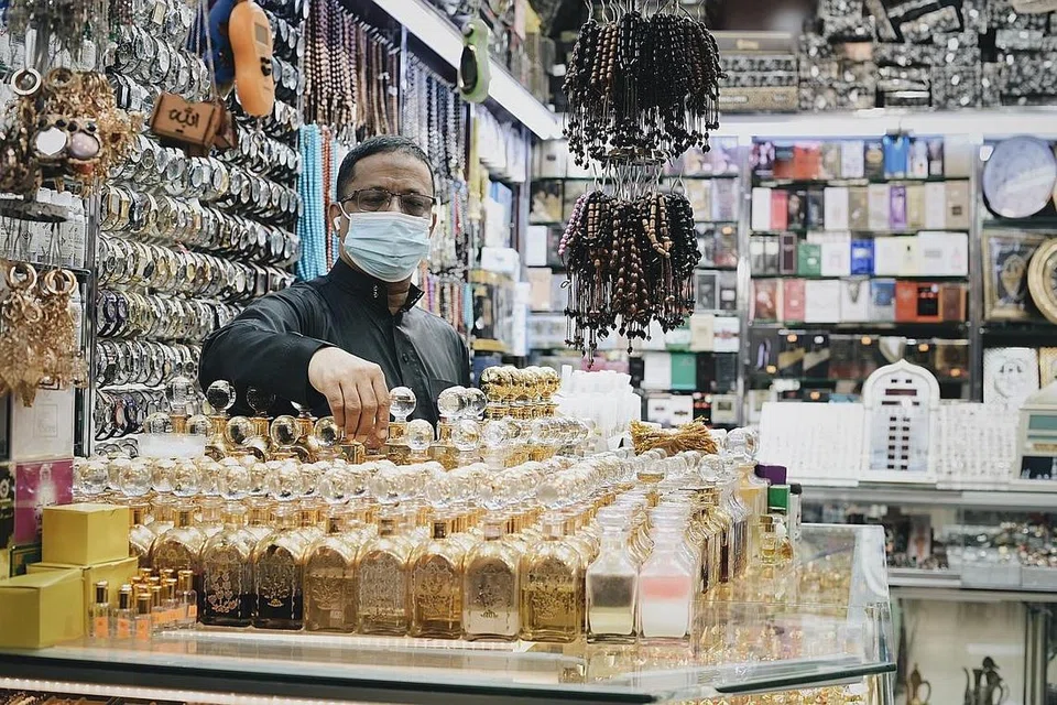 SIKAP POSITIF: Peniaga-peniaga seperti pemilik kedai menjual abaya dan jubah Encik Mohamad Abdul Rashid dan kedai cenderahati Encik Mohamed Salim (gambar atas), bersikap positif setelah bertahan hampir dua tahun dan kini Arab Saudi sudah mula menerima jemaah asing yang sudah divaksinasi mendirikan umrah di situ.
