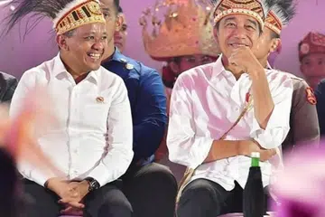 Encik Bahlil Lahadalia (kiri), yang juga Menteri Tenaga dan Sumber Mineral, mencetuskan kontroversi apabila menyebut bahawa tidak wajar “bermain-main” dengan ‘Raja Jawa’, merujuk kepada individu yang tidak dinamakan tetapi dipercayai adalah Presiden Indonesia, Encik Joko ‘Jokowi’ Widodo.