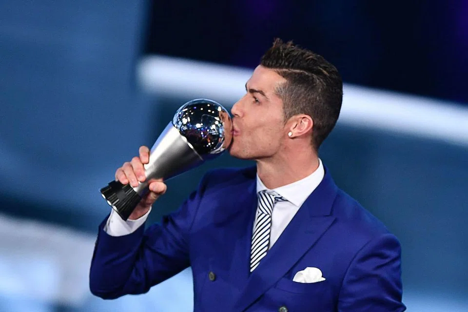 Cristiano Ronaldo mencium trofi pemain terbaik semasa gala Anugerah Fifa 2016 di Zurich pada Isnin (9 Jan). 