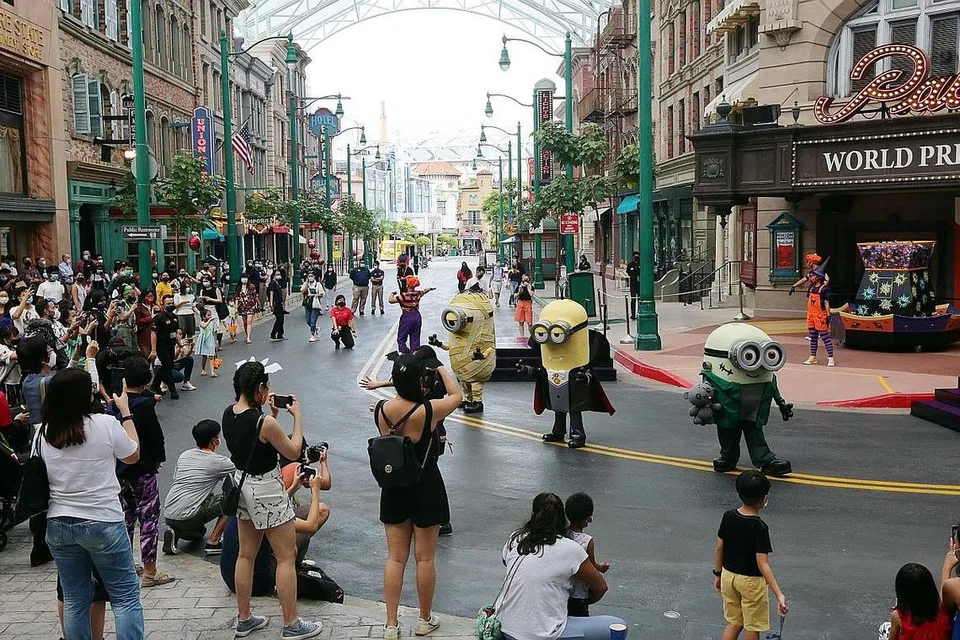 TAMAN TEMA: Universal Studios Singapore turut menyertai kempen SingapoRediscovers STB dan orang ramai boleh menggunakan baucar itu untuk berkunjung ke taman tema tersebut. - Foto fail