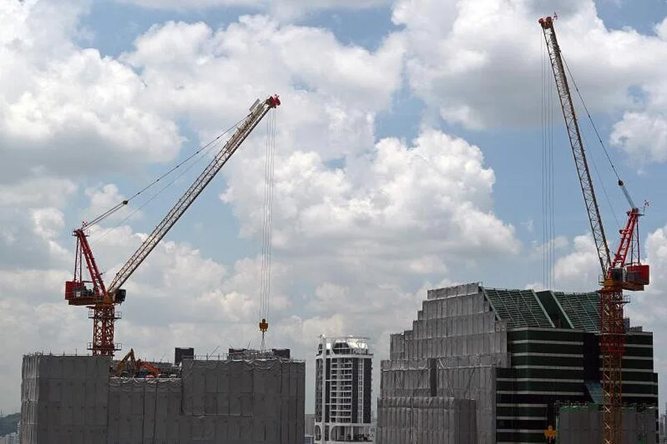 SOKONGAN BAKAL DIBERI: Menteri Pembangunan Negara, Encik Desmond Lee, memberi jaminan pihaknya akan memberi sokongan kepada firma binaan, kelautan dan proses yang terjejas kerana isu tenaga kerja asing dari India dengan langkah memperketat sempadan Singapura dengan negara itu. - Foto AFP/ROSLAN RAHMAN