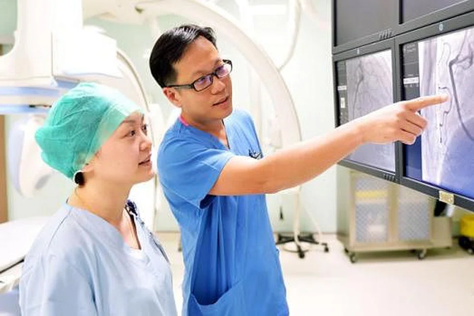 DAPATAN KAJIAN: Dr Ong Sea Hing (kanan) bersama seorang jururawatnya memerhatikan imbasan jantung seorang pesakit yang mempunyai kesan masalah. - Foto KHALID BABA