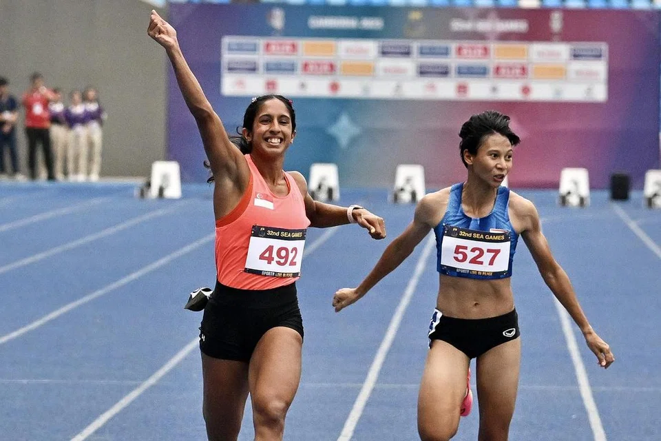 BERSEJARAH: Shanti Pereira (kiri) menjadi pelari pecut wanita Singapura yang pertama untuk menang emas dalam 100 meter dan 200 meter dalam satu edisi Sukan SEA pada 2023. - Foto ST 