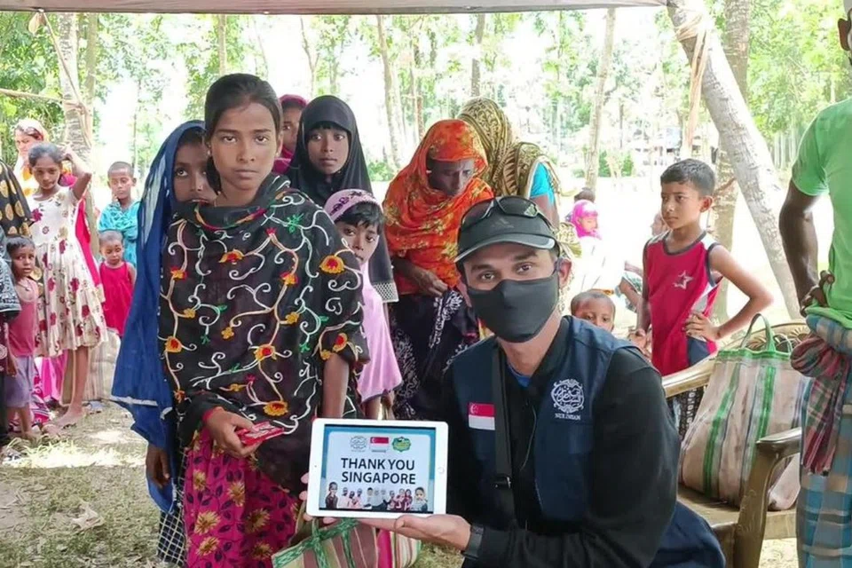 GALAS AMANAH: Pegawai Nur Insan (depan, duduk) telah ke India untuk memastikan dan menyaksikan acara ibadah korban di negara itu berjalan lancar. Foto dirakam pada 2022.  