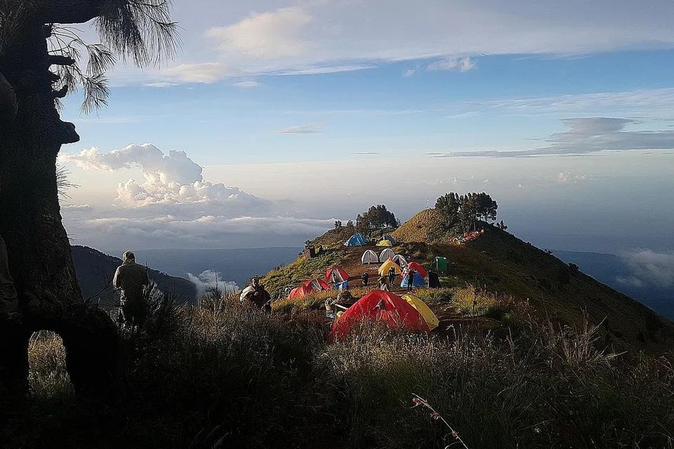 BAK FANTASIA BULAN MADU: Berkhemah di Plawangan Sembalun ibarat 'Bulan madu di langit biru, tiada yang mengganggu'. - Foto PENGEMBARA EMAS 