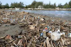 MASALAH BESAR: Gambar menunjukkan banyaknya sisa plastik terkumpul di Sungai Aceh selepas dikatakan dibuang penduduk sekitar kawasan Banda Aceh, Indonesia. Negara itu berikar mengenakan larangan ke atas produk plastik sekali guna menjelang akhir 2029.