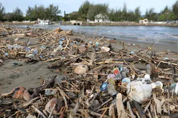 MASALAH BESAR: Gambar menunjukkan banyaknya sisa plastik terkumpul di Sungai Aceh selepas dikatakan dibuang penduduk sekitar kawasan Banda Aceh, Indonesia. Negara itu berikar mengenakan larangan ke atas produk plastik sekali guna menjelang akhir 2029.