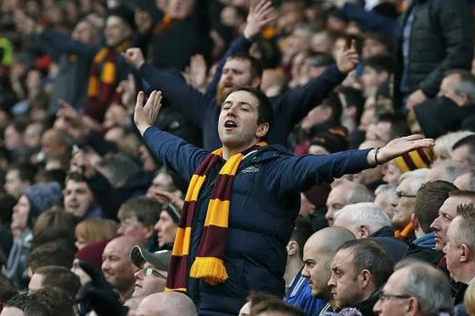 AtASI JANGKAAN: Penyokong Bradford City meraikan kemenangan ke atas Sunderland.