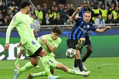 Pemain tengah Inter Milan, Davide Frattesi (kanan) menjaringkan gol kemenangan menentang Barcelona pada 6 Mei di peringkat separuh akhir Liga Juara- Juara.