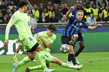 Pemain tengah Inter Milan, Davide Frattesi (kanan) menjaringkan gol kemenangan menentang Barcelona pada 6 Mei di peringkat separuh akhir Liga Juara- Juara.