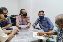 PERBINCANGAN RAPI: Para pendukung PRIHATIN (dari kiri) Yusman Umar, Joe Jasmi, Moliano Rasmadi, Shariff Mohd Shahar mendengar penerangan Pengarah Projek, Husin Saaban, dalam menjayakan Konsert Darurat untuk Nuradee. - Foto PRIHATIN (PENGGIAT SENI MELAYU SINGAPURA) 