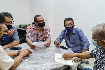 PERBINCANGAN RAPI: Para pendukung PRIHATIN (dari kiri) Yusman Umar, Joe Jasmi, Moliano Rasmadi, Shariff Mohd Shahar mendengar penerangan Pengarah Projek, Husin Saaban, dalam menjayakan Konsert Darurat untuk Nuradee. - Foto PRIHATIN (PENGGIAT SENI MELAYU SINGAPURA) 