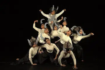 GADING BERTUAH: Para penari Sriwana, dengan mengenakan simbol gading di kepala, akan mementaskan tarian kontemporari yang mengetengahkan isu penghakisan sumber alam, sebagai simbol ancaman budaya dalam persembahan bertajuk 'Gading' di Studio Esplanade. - Foto ESPLANADE THEATRE BY THE BAY