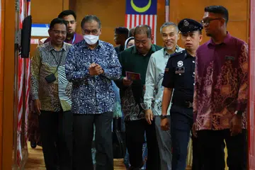 AMBIL LANGKAH SEGERA: Menteri Kesihatan yang baru dilantik Datuk Seri Dr Dzulkefly Ahmad (dua dari kiri memakai pelitup) ketika hadir pada Majlis Perhimpunan Bulanan Kementerian Kesihatan di kementerian itu pada 14 Disember.