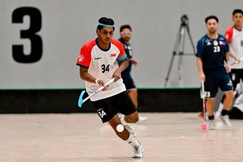 Kapten Singapura, Kumaresa Pasupathy, beraksi semasa keputusan seri 7-7 menentang Filipina dalam kejohanan kelayakan Asia-Oceania bagi WFC.