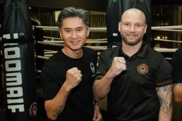 Encik Hai Tran (kiri) dan Encik Russell Harrison (tengah) membuat lawatan ke Ho Chi Minh pada Julai dan menyaksikan prospek optimistik untuk perkhidmatan kecergasan di negara dengan 100 juta penduduk itu.
