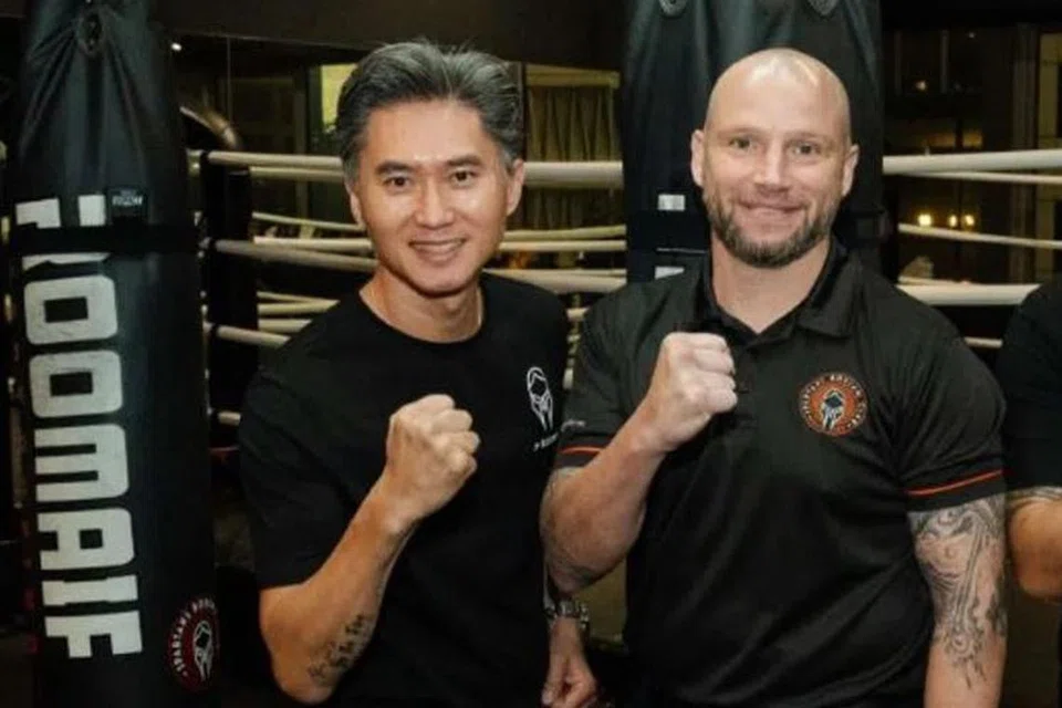 Encik Hai Tran (kiri) dan Encik Russell Harrison (tengah) membuat lawatan ke Ho Chi Minh pada Julai dan menyaksikan prospek optimistik untuk perkhidmatan kecergasan di negara dengan 100 juta penduduk itu.