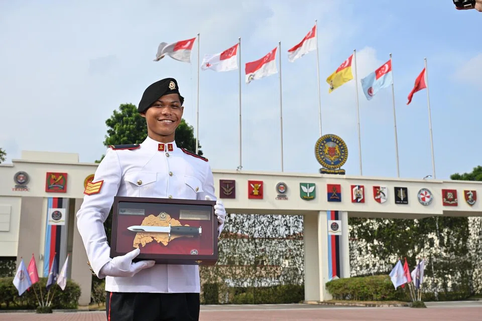 Kadet Pakar Pelatih (SCT) Mohamad Afzal Mohamad Zin, menerima anugerah Bayonet Perak sebagai pengiktirafan terhadap prestasi beliau sepanjang menjalani latihan di Sekolah Kadet Pakar (SCS).