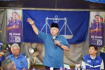 Ketua Penerangan Perikatan Nasional (PN), Tan Sri Annuar Musa (tengah) ketika berkempen bersama Barisan Nasional (BN) pada Pilihan Raya Negeri (PRN) Negeri Sembilan ke-16, baru-baru ini. BN-PN membentuk persefahaman menerusi pembahagian kerusi pada PRN Negeri Sembilan, membolehkan gabungan itu merampas Negeri Sembilan daripada Pakatan Harapan (PH) pimpinan Perdana Menteri, Datuk Seri Anwar Ibrahim.
