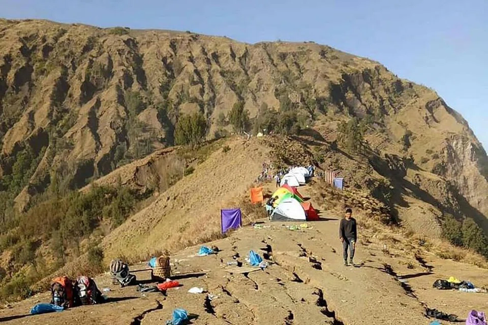 Pendaki berkhemah di dataran Gunung Rinjani, semasa tanah runtuh ekoran gempa bumi di Lombok pada 30 Julai 2018. 