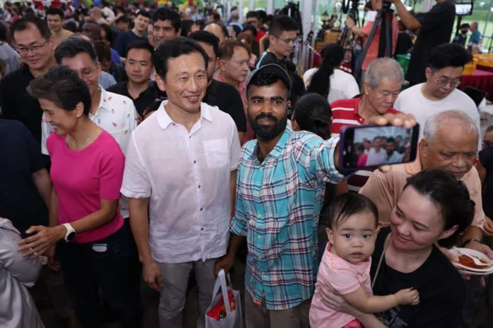 Menteri Kesihatan, Encik Ong Ye Kung, bergambar bersama penduduk GRC Sembawang di karnival Hari Keluarga di padang terbuka sebelah Sun Plaza pada 6 April.