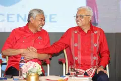 KEMUKA NAMA: Presiden Umno Datuk Seri Dr Ahmad Zahid Hamidi (kiri) mengarahkan ketua perhubungan negeri mengemukakan nama calon yang berpotensi dalam beberapa hari akan datang. Sebelahnya ialah Perdana Menteri Malaysia, Datuk Seri Ismail Sabri Yaakob. - Foto FACEBOOK ZAHID HAMIDI