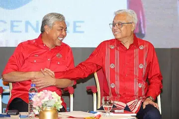 KEMUKA NAMA: Presiden Umno Datuk Seri Dr Ahmad Zahid Hamidi (kiri) mengarahkan ketua perhubungan negeri mengemukakan nama calon yang berpotensi dalam beberapa hari akan datang. Sebelahnya ialah Perdana Menteri Malaysia, Datuk Seri Ismail Sabri Yaakob. - Foto FACEBOOK ZAHID HAMIDI