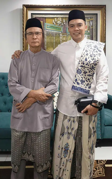 Encik Nidhar bersama bapanya, Encik Taib Awang (kiri), yang juga telah bekerja di Pulau Bukom sebagai pegawai polis dan kemudian dalam bahagian operasi, selama 44 tahun sebelum bersara.
