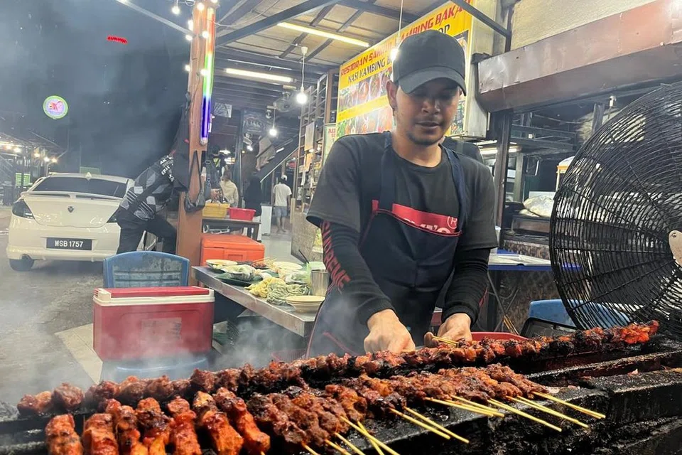 Sate di Restoran Sahrul di Kampung Bharu, Kuala Lumpur, ini adalah antara tarikan penggemar sate. 