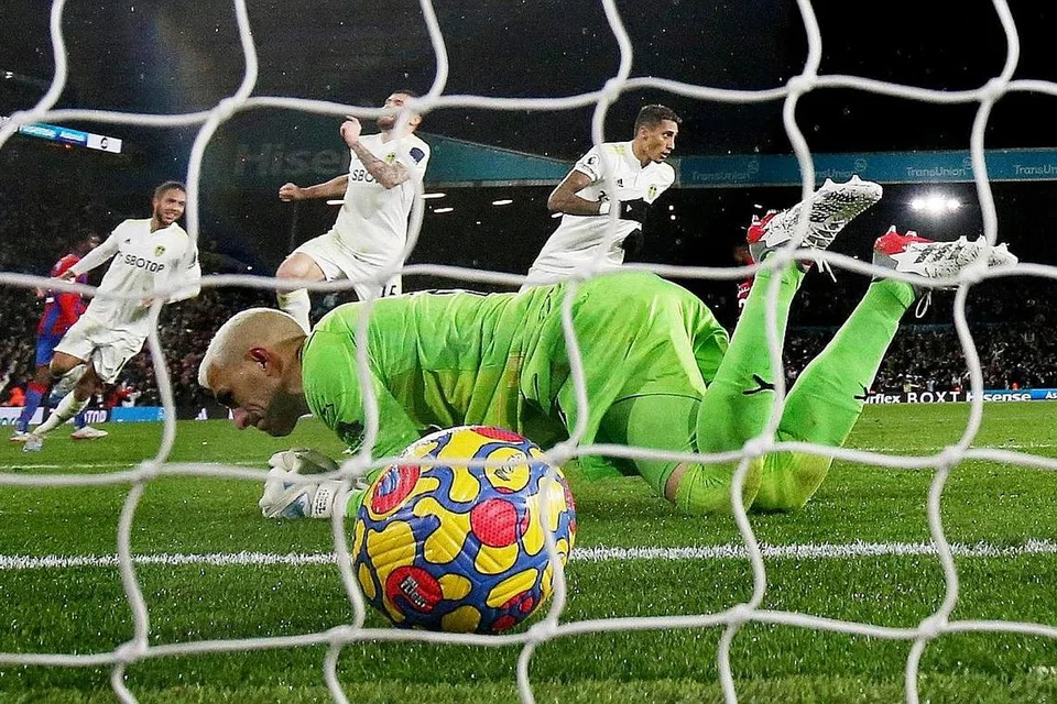 GOL KEMENANGAN: Raphinha (kanan)meraikan kejayaannya menjaringkan gol daripada sepakan penalti untuk memberi kemenangan 1-0 kepada Leeds ke atas Crystal Palace. - Foto REUTERS